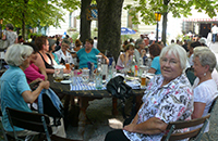 Treffen im Biergarten mit den Wohnfrauen