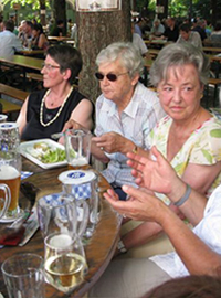 Treffen im Biergarten mit den Wohnfrauen