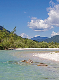 naher Blick auf die Isar mit Bergen im Hintergrund