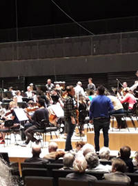 Blick auf die Bühne der Isarphilharmonie mit Musikern bei Einspielen