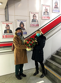 Sozialreferentin Dorothee Schiwy und Christa Lippmann an der Rolltreppe u-Bahn Ostbahnhof vor der Posterserie anlässlich unseres 30-jährigen Jubiläums