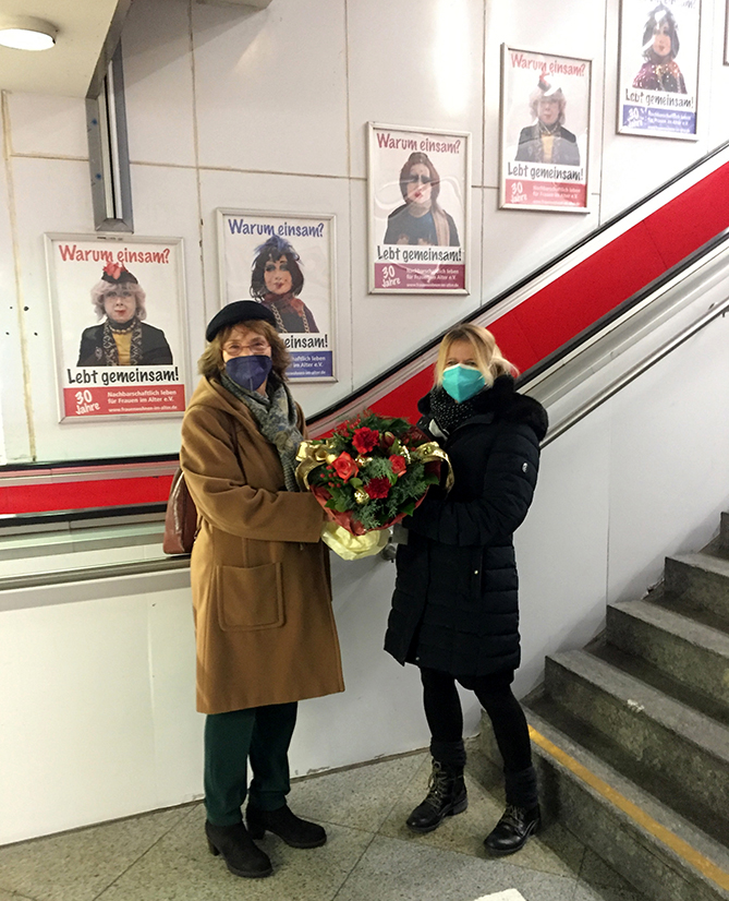 Dorothee Schiwy und Christa Lippmann an der Rolltreppe vor der Posteraktion