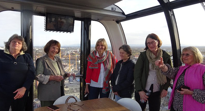 6 für den Verein engagierte Frauen freuen sich in der Kabine des Riesenrads über den Ausblick auf die Stadt