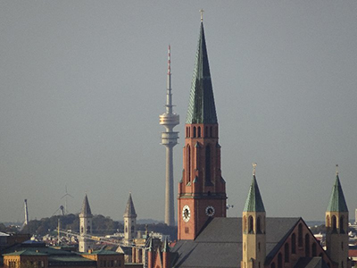 Blick auf den Fernsehturm mit Türmen und Türmchen im Vordergrund