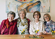 3 Wohnfrauen der Wohngruppe 5 mit der Vorsitzenden Dr. Christa Lippmann lachen in die Kamera