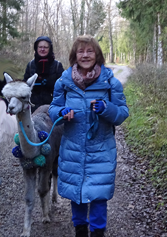 Christa Lippmann bei der Alpakaführung durch den Wald