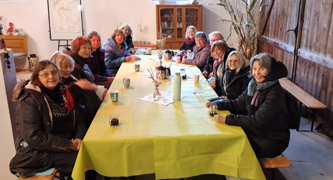 Frauen am Tisch geniessen eine warme Stärkung vor dem Aufbruch