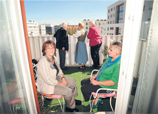 Wohnfrauen blicken vom Balkon auf Wohnanlage