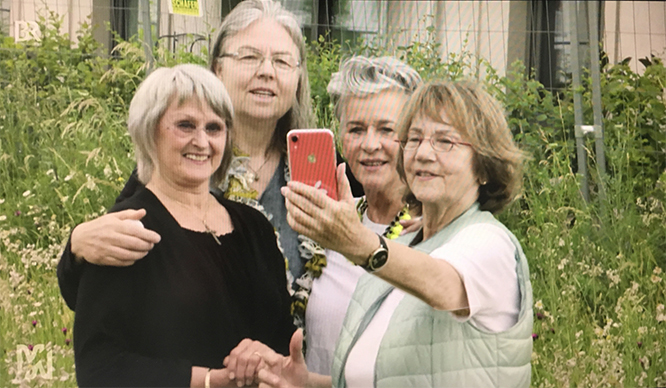Frauen der Wohngruppe beim Selfie