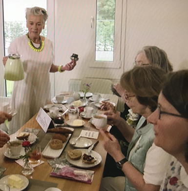 die Wohngruppe beim gemeinsamen Frühstück im Gemeinschaftsraum