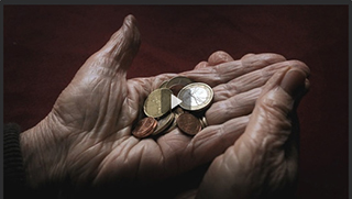 BR Sendung zum Thema Altersarmut: 2 alte Hände halten ein wenig Münzgeld