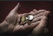 BR Reportage: heute jung, morgen arm, Titelbild = 2 alte Hände mit ein wenig Münzgeld