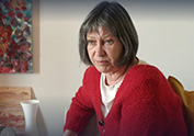 Unsere Wohnfrau Brigitte beim Lesen in Ihrer Wohnung2