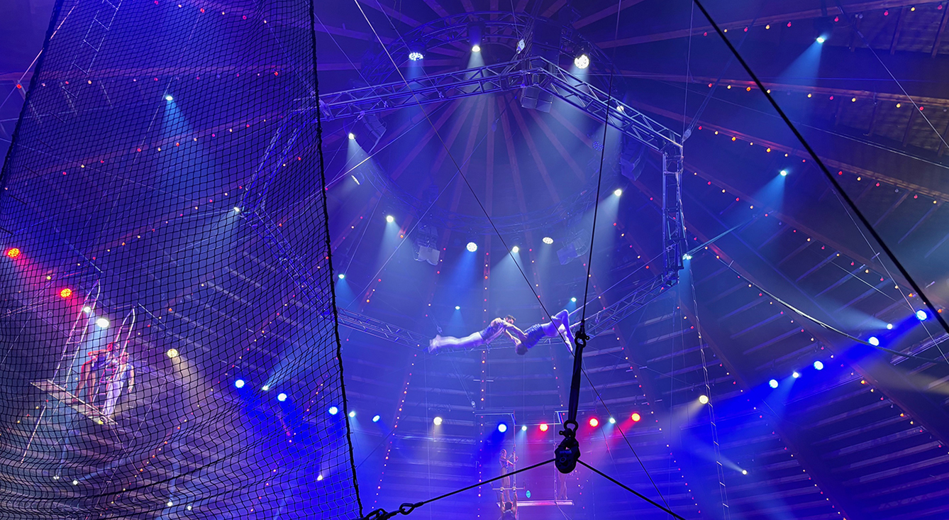 Artisten in der Zirkuskuppel