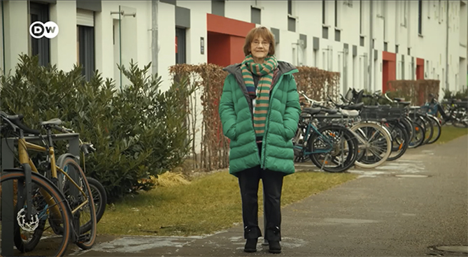 Christa lippmann im innenhof mit Fahrrädern