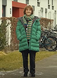 Christa Lippmann im Innenhof vor der Reportage