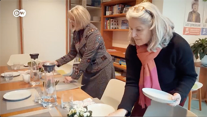 2 Wohnfrauen beim Tischdecken