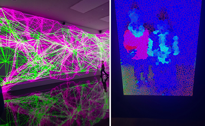 links: digitale Linienstrukturen auf raumfüllender Leinwand in Pink und Grün, rechts digitale Verfremdung der Körper der Museumsbesucher, vorwigend in Blautönen