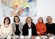 Die Initiatorin Christa Lippmann mit 4 Wohnfrauen beim Kaffeetrinken