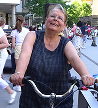 unsere Wohnfrau Roslie freut sich über das Fahrrad