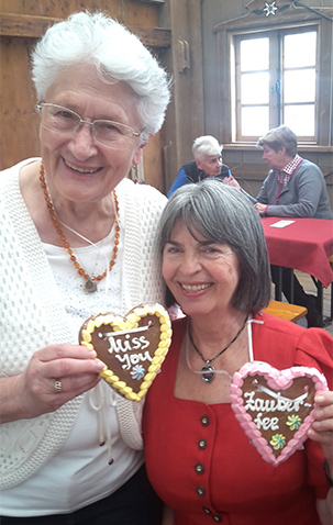 2 Wohnfrauen freuen sich über die Lebkuchenherzen