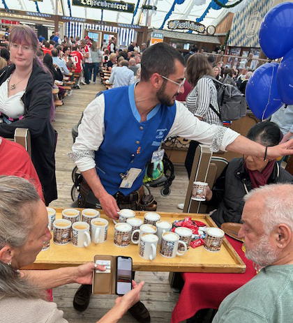 Ein großes Tablett abgestellt zwischen 2 Tischen voll Kaffeehaferl