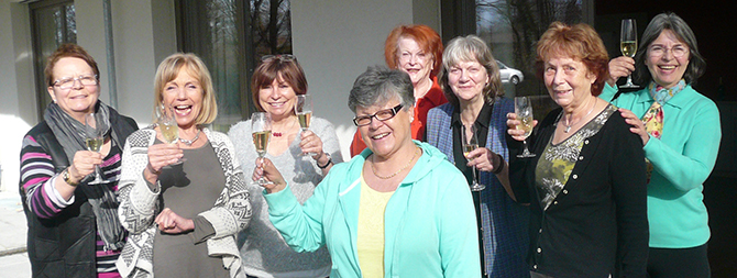 Die Frauen der Wohngruppe 3 feiern mit einem Glas Sekt