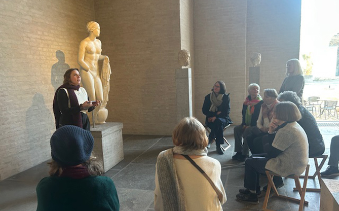 Die Gruppe mit der Kunstvermittlerin vor der Aphrodite