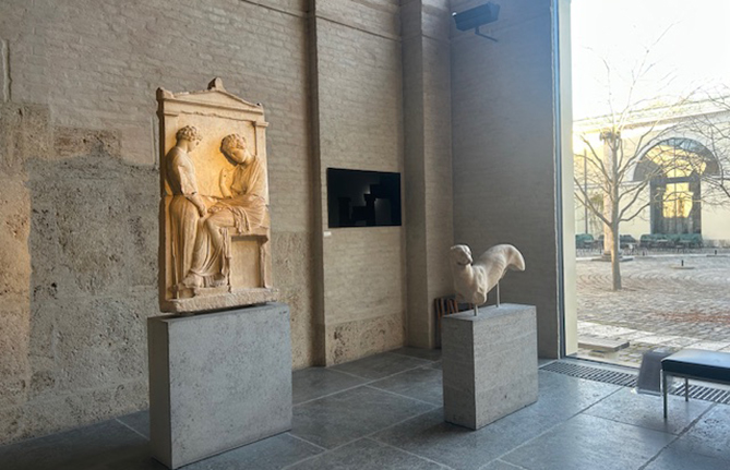 Blick auf 3 Ausstellungsobjekte und in den Innenhof