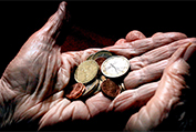 Bild für Altersarmut: alte Hände mit einigen Geldmünzen für den Artikel: Wenn Oma kaum Geld hat, in der Hallo München