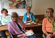 4 Wohnfrauen von WG V beim Kaffee und Kuchen im Gemeinschaftsraum