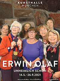 7 Wohnfrauen beim gemeinsamen Ausstellungsbesuch der Ausstellung Erwin Olaf in der Hypokunsthalle