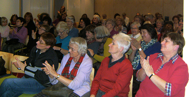 ein grosses Publikum beim Vortrag von Dr. Marianne Koch