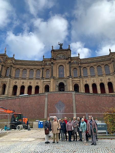 Die Gruppe der Wohnfrauen vor dem Bayerischen Landtag von dem Springbrunnen vor dem Maximilianeum aus gesehen