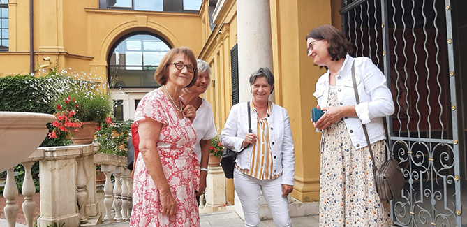 $ Vereinsfrauen sind startklar und warten auf die ersten Besucherinnen