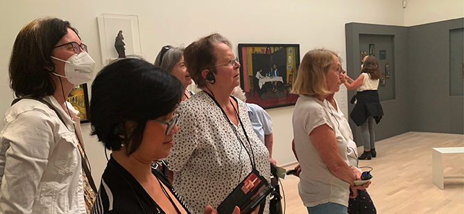 andächtiges Zuhören bei der Ausstellungsführung im Lenbachhaus