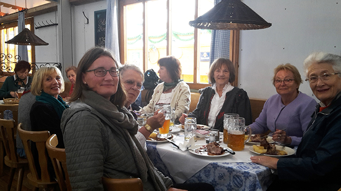 die Wohnfrauen geniessen Bier und Braten