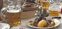 Wiesn: ein Teller mit Knödel und Braten und Bier