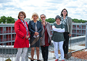 4 Wohnfrauen von WG V beim Kaffee und Kuchen im Gemeinschaftsraum