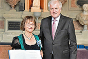 Fr. Dr. Lippmann erhält den Bayerischen Verdienstorden 2017 von Ministerpräsident Horst Seehofer
