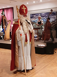 Deer Nikolaus ist Gast bei der Weihnachtsfeier