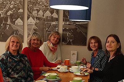 Die Frauen stärken sich bei einer Tasse Kaffee mit Kuchen