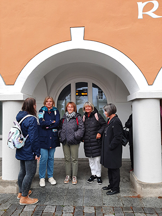 Die Frauen treffen sich vor dem Eingangstor