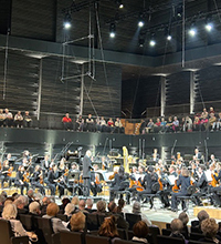 Blick auf die Bühne der Isarphilharmonie mit den Pianisten Lucas und Arthur Jussen