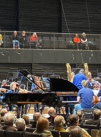 Blick auf die Bühne der Isarphilharmonie mit den Pianisten Lucas und Arthur Jussen