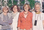 Dr. Christa Lippmann mit 3 der 10 Wohnfrauen aus der Wohngruppe V Arnulfstraße