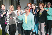 Die Wohnfrauen feiern mit einem Glas Sekt