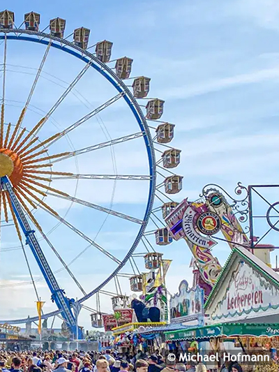 Blick auf das Riesenrad und die Budenstraße des Frühlingsfestes