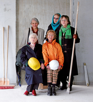 Wohnfrauen im Rohbau mit Besen