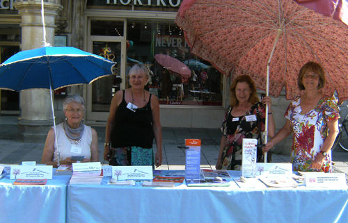 Die Wohnfrauen am Stand des Fördervereins Nachbarschaftlich leben für Frauen im Alter auf dem Münchner Selbsthilfetag 2013